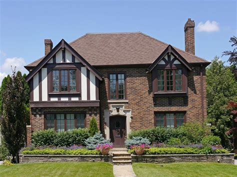 tudor style architecture characteristics